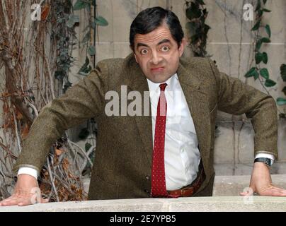 'Le comédien et acteur britannique Rowan Atkinson pose pour des photos à l'échelle de la tour Eiffel, en faisant la promotion de son nouveau film 'Mr. Bean's Holiday'' dans toute l'Europe, lors d'une séance photo à l'hôtel Plaza Athenee à Paris, en France, le 11 avril 2007. Photo de Nicolas Khayat/ABACAPRESS.COM' Banque D'Images