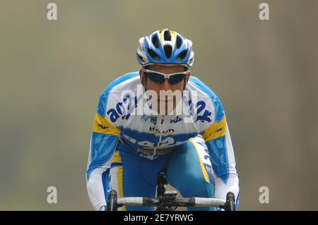 Nicolas Rousseau de l'équipe de crédit agricole lors d'une session d'entraînement avant la course cycliste Paris-Roubaix, à la Tranchee d'Aremberg, près de Roubaix, en France, le 12 avril 2007. Photo de Gouhier-Kempinaire/Cameleon/ABACAPRESS.COM Banque D'Images