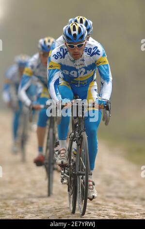 José Luis Arrieta, de l'équipe espagnole de crédit agricole, lors d'une session d'entraînement avant la course cycliste Paris-Roubaix, à la Tranchee d'Aremberg, près de Roubaix, France, le 12 avril 2007. Photo de Gouhier-Kempinaire/Cameleon/ABACAPRESS.COM Banque D'Images