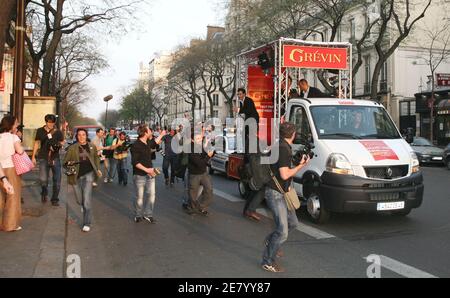 Michael Youn, présentateur et chanteur de la télévision française, assiste au dévoilement de son personnage de cire au Musée Grévin à Paris, en France, le 16 avril 2007. Photo de Denis Guignebourg/ABACAPRESS.COM Banque D'Images