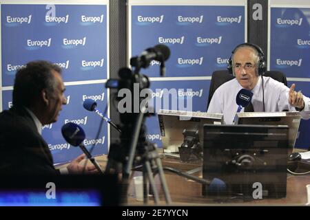 François Bayrou, candidat à la présidence de l'UDF, est accueilli par le directeur de la radio Jean-Pierre Elkabbach, alors qu'il arrive à la station de radio française Europe 1 pour assister à l'exposition politique « la matinée des candidatures », à Paris, en France, le 17 avril 2007. Photo de Corentin Fohlen/ABACAPRESS.COM Banque D'Images