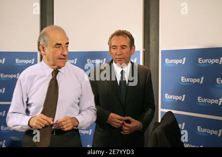 François Bayrou, candidat à la présidence de l'UDF, est accueilli par le directeur de la radio Jean-Pierre Elkabbach, alors qu'il arrive à la station de radio française Europe 1 pour assister à l'exposition politique « la matinée des candidatures », à Paris, en France, le 17 avril 2007. Photo de Corentin Fohlen/ABACAPRESS.COM Banque D'Images