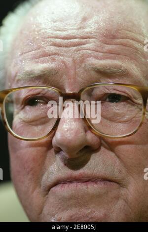 Premier dirigeant national et candidat à la présidence Jean-Marie le Pen tient une conférence de presse à Henin-Beaumont, dans le nord de la France, le 17 avril 2007. Photo de Thierry Orban/ABACAPRESS.COM Banque D'Images
