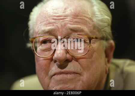 Premier dirigeant national et candidat à la présidence Jean-Marie le Pen tient une conférence de presse à Henin-Beaumont, dans le nord de la France, le 17 avril 2007. Photo de Thierry Orban/ABACAPRESS.COM Banque D'Images