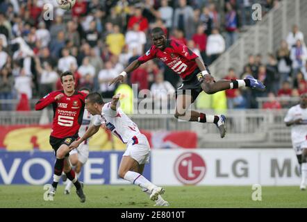 Milan Baros de Lyon et Stephane Mbia Etoundi de Rennes en action lors du match de football de première ligue de France Olympique Lyonnais contre Stade Rennais au stade Gerland, à Lyon, en France, le 18 avril 2007. La correspondance s'est terminée de 0 à 0. Photo de Nicolas Gouhier/Cameleon/ABACAPRESS.COM Banque D'Images