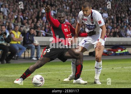 Milan Baros de Lyon et John Mensah de Rennes se battent pour le ballon lors du match de football de première ligue de France Olympique Lyonnais contre Stade Rennais au stade Gerland, à Lyon, en France, le 18 avril 2007. La correspondance s'est terminée de 0 à 0. Photo de Nicolas Gouhier/Cameleon/ABACAPRESS.COM Banque D'Images