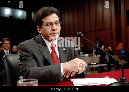 Le procureur général des États-Unis, Alberto Gonzales, témoigne lors d'une audience de la Commission judiciaire du Sénat à Capitol Hill à Washington, DC, USA le 19 avril 2007. Gonzales était sur la Colline pour témoigner de son traitement de la mise à feu de huit procureurs fédéraux. Photo par Olivier Douliery/ABACAPRESS.COM Banque D'Images