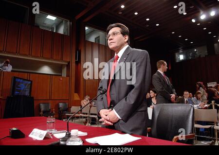 Le procureur général des États-Unis, Alberto Gonzales, témoigne lors d'une audience de la Commission judiciaire du Sénat à Capitol Hill à Washington, DC, USA le 19 avril 2007. Gonzales était sur la Colline pour témoigner de son traitement de la mise à feu de huit procureurs fédéraux. Photo par Olivier Douliery/ABACAPRESS.COM Banque D'Images