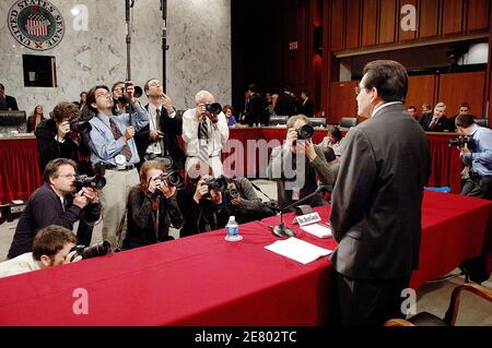 Le procureur général des États-Unis, Alberto Gonzales, témoigne lors d'une audience de la Commission judiciaire du Sénat à Capitol Hill à Washington, DC, USA le 19 avril 2007. Gonzales était sur la Colline pour témoigner de son traitement de la mise à feu de huit procureurs fédéraux. Photo par Olivier Douliery/ABACAPRESS.COM Banque D'Images