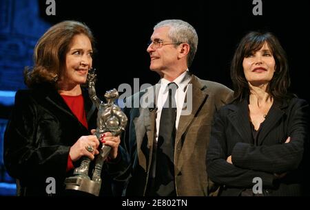 Le réalisateur Claude Lelouch, flanqué des actrices Francoise Fabian (L) et Evenlyne Boix, reçoit un prix de réalisation lors de la cérémonie d'ouverture du Festival du film Jules Verne Adventures au théâtre Grand Rex à Paris, en France, le 19 avril 2007. Photo de Denis Guignebourg/ABACAPRESS.COM Banque D'Images