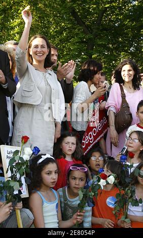 Segolene Royal, candidate socialiste française à la présidence, campagne à Poitiers, centre de la France, 20 avril 2007. Elle rencontre des supporters au parc de Blossac, au centre de la ville, où un pique-nique est organisé. Photo de Patrick Bernard/ABACAPRESS.COM Banque D'Images