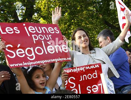 Segolene Royal, candidate socialiste française à la présidence, campagne à Poitiers, centre de la France, 20 avril 2007. Elle rencontre des supporters au parc de Blossac, au centre de la ville, où un pique-nique est organisé. Photo de Patrick Bernard/ABACAPRESS.COM Banque D'Images