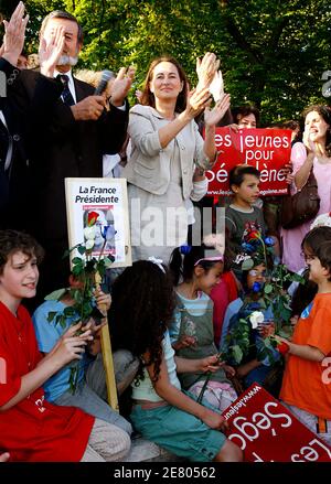 Segolene Royal, candidate socialiste française à la présidence, campagne à Poitiers, centre de la France, 20 avril 2007. Elle rencontre des supporters au parc de Blossac, au centre de la ville, où un pique-nique est organisé. Photo de Patrick Bernard/ABACAPRESS.COM Banque D'Images