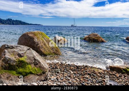 Voilier éloigné près de Sechelt Beach, Sunshine Coast, C.-B., Canada. Sechelt est l'une des grandes villes de la côte ensoleillée de la Colombie-Britannique, au Canada. Un beau beac Banque D'Images