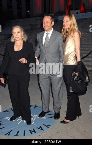 Lauren Bacall, avec son fils Sam Robards et sa femme Sidsel Robards, participe à la 6e édition annuelle du festival du film Tribeca Vanity Fair, qui s'est tenue au palais de justice suprême de l'État, à New York, aux États-Unis, le 24 avril 2007. Photo de David Miller/ABACAPRESS.COM Banque D'Images