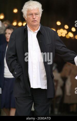 Le réalisateur français Jean-Jacques Annaud quitte le service funéraire de l'acteur français Jean-Pierre Cassel à l'église Saint-Eustache à Paris, le 26 avril 2007. Cassel est mort d'un cancer à 74 heures jeudi dernier. Photo de Mousse-Nebinger/ABACAPRESS.COM Banque D'Images