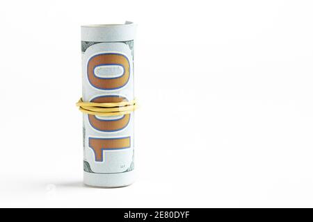 un rouleau de dollars américains isolé sur un fond blanc. concept financier et d'investissement Banque D'Images