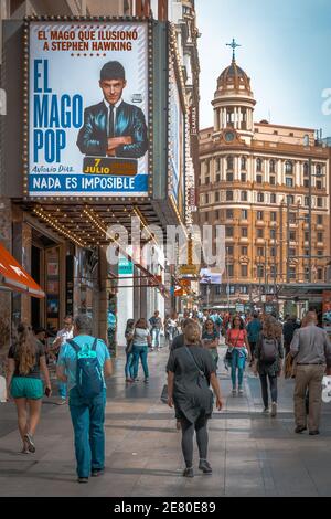 Madrid, die Hauptstadt Spaniens, zeichnet sich durch elegante Boulevards und große, gepplegte Parkanlagen wie den Retiro-Park aus. Banque D'Images