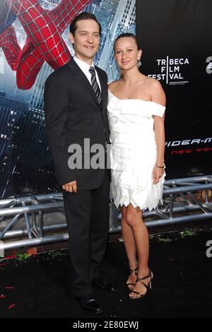 « l'acteur Tobey Maguire et sa fiancée Jennifer Meyer assistent à la première de « Spider-Man 3 » qui s'est tenue au cinéma UA Kaufman Astoria 14 lors du Tribeca film Festival 2007 le 30 avril 2007 à New York, aux États-Unis. Photo de Gregorio Binuya/ABACAPRESS.COM' Banque D'Images