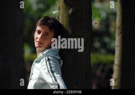 L'athlète française Christelle Daunay pose au jardin des Tuileries à Paris, France, le 2 mai 2007. Photo de Stéphane Kempinaire/Cameleon/ABACAPRESS.COM Banque D'Images