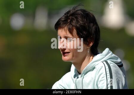 L'athlète française Christelle Daunay pose au jardin des Tuileries à Paris, France, le 2 mai 2007. Photo de Stéphane Kempinaire/Cameleon/ABACAPRESS.COM Banque D'Images