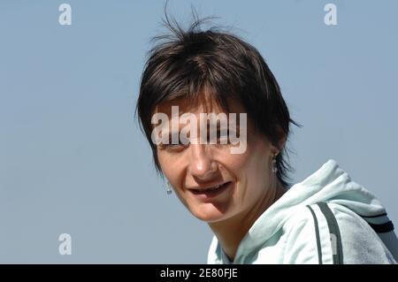 L'athlète française Christelle Daunay pose au jardin des Tuileries à Paris, France, le 2 mai 2007. Photo de Stéphane Kempinaire/Cameleon/ABACAPRESS.COM Banque D'Images