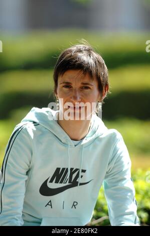 L'athlète française Christelle Daunay pose au jardin des Tuileries à Paris, France, le 2 mai 2007. Photo de Stéphane Kempinaire/Cameleon/ABACAPRESS.COM Banque D'Images