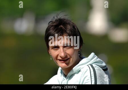 L'athlète française Christelle Daunay pose au jardin des Tuileries à Paris, France, le 2 mai 2007. Photo de Stéphane Kempinaire/Cameleon/ABACAPRESS.COM Banque D'Images