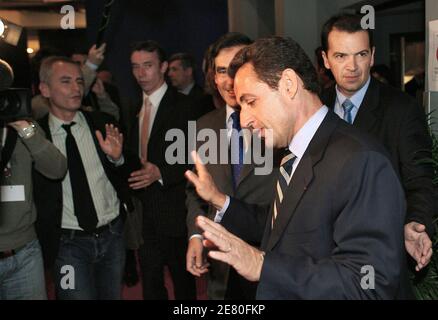 Parti de droite français (UMP) candidat présidentiel Nicolas Sarkozy (C) gestes à côté de son conseiller politique ancien ministre François Fillon (3dr), alors qu'il quitte le poste de télévision SFP à Boulogne-Billancourt, à l'ouest de Paris, après avoir participé à un débat télévisé de deux heures avec le candidat présidentiel du Parti socialiste (PS) Segolene Royal, le 02 mai 2007. La France a une tradition de duels télévisés entre les candidats à la présidence, la cinquième rencontre en face à face des candidats à la présidence française dans l'histoire est sur le point d'être la principale épreuve de force de la campagne présidentielle française, quatre jours avant le dernier tour de la Banque D'Images