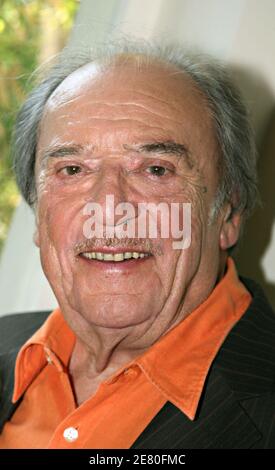 EXCLUSIF. L'acteur français Jean-Marc Thibault pose pour notre photographe après l'enregistrement du programme TV français 'vivre Dimanche' qui s'est tenu au Studio Gabriel à Paris, France, le 2 mai 2007. Photo de Denis Guignebourg/ABACAPRESS.COM Banque D'Images