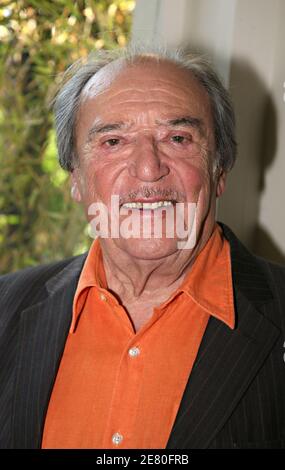 EXCLUSIF. L'acteur français Jean-Marc Thibault pose pour notre photographe après l'enregistrement du programme TV français 'vivre Dimanche' qui s'est tenu au Studio Gabriel à Paris, France, le 2 mai 2007. Photo de Denis Guignebourg/ABACAPRESS.COM Banque D'Images