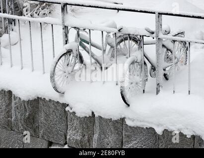 deux vélos enneigés sur la côte en hiver Banque D'Images