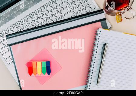 Vue de dessus de la composition du lieu de travail avec ordinateur portable, dossier, ordinateur portable et bureaux de fournitures sur le bureau Banque D'Images