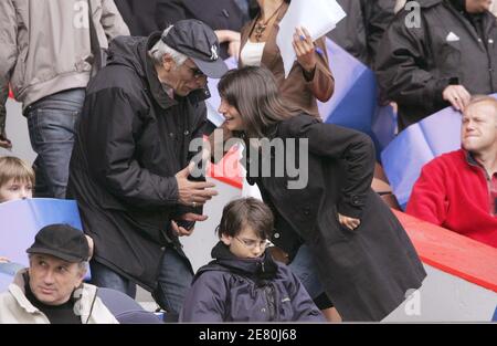 L'acteur français Gerard Darmon et Estelle Denis assistent au championnat de France , PSG vs Lyonnais olympique au stade du Parc des Princes à Paris, France, le 5 mai 2007. Le jeu s'est terminé par un tirage 1-1. Photo de Gouhier-Taamallah/Cameleon/ABACAPRESS.COM Banque D'Images