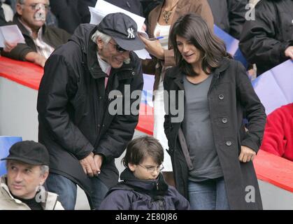 L'acteur français Gerard Darmon et Estelle Denis assistent au championnat de France , PSG vs Lyonnais olympique au stade du Parc des Princes à Paris, France, le 5 mai 2007. Le jeu s'est terminé par un tirage 1-1. Photo de Gouhier-Taamallah/Cameleon/ABACAPRESS.COM Banque D'Images