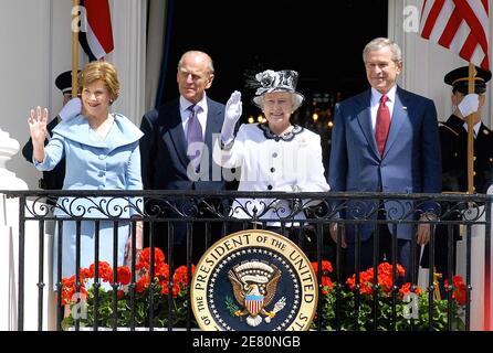 La reine Elizabeth II de Grande-Bretagne, son mari, le prince Philip, le président américain George W. Bush et la première dame Laura Bush se sont mis en déferlante devant les invités de l'alcony de la Maison Blanche lors d'une cérémonie officielle de bienvenue, le 07 mai 2006 à la Maison Blanche à Washington. La reine a visité les États-Unis pour la dernière fois en 1991, lorsque le père de Bush était président. Photo par Olivier Douliery/ABACAPRESS.COM Banque D'Images