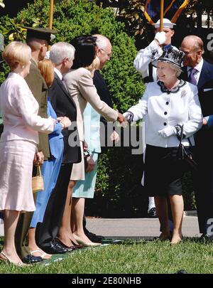 La reine Elizabeth II rencontre des membres du Cabinet Bush lors d'une cérémonie d'arrivée sur la pelouse sud de la Maison Blanche à Washington, DC, le 07 mai 2007. Le monarque et son mari, le prince Philip, ont été accueillis dans le manoir présidentiel sous un soleil éclatant par environ 7,000 invités, dont des membres du Congrès, des responsables du cabinet Bush et des diplomates britanniques. Photo par Olivier Douliery/ABACAPRESS.COM Banque D'Images