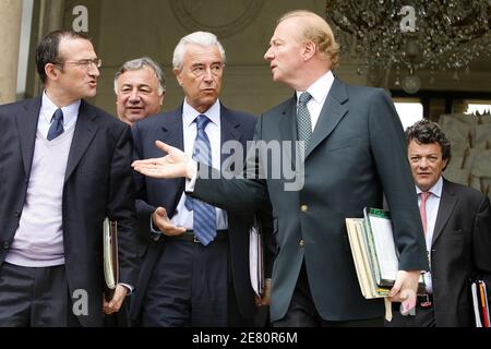 Le ministre de la mer Herve Mariton, le ministre délégué à l'emploi français Gerard Larcher, le ministre de l'éducation nationale Gilles de Robien, le porte-parole de l'UMP Brice Hortefeux et le ministre français de l'emploi Jean-Louis Borloo quittent l'Elysee Palace après la dernière réunion hebdomadaire du Conseil des ministres à Paris, en France, le 9 mai 2007. Photo de Bisson-Orban/ABACAPRESS.COM Banque D'Images