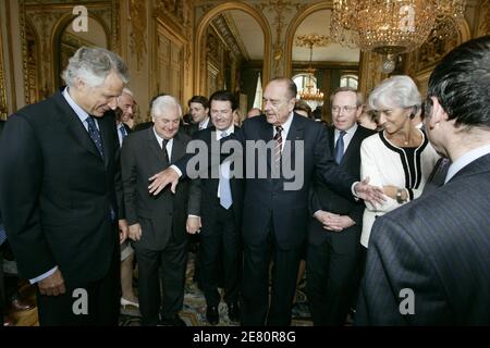 Dominique de Villepin, Pascal Clément, Christian Estrosi, Jacques Chirac, Renaud Donnedieu de Vabres, Christine Lagarde posent avant le déjeuner organisé par le président français Jacques Chirac pour tous les membres du gouvernement de Dominique de Villepin à l'Elysée à Paris, France, le 9 mai 2007. Photo de Gilles Bassignac/pool/ABACAPRESS.COM Banque D'Images