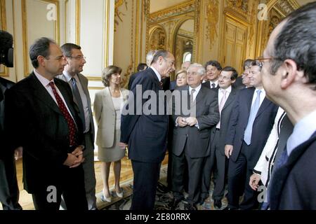 Jean françois Cope, Jean françois Lamour, Catherine Colonna, Catherine Vautrin, Pascal Clément, Thierry Breton, Philippe Bas, Christian Estrosi posent avant le déjeuner organisé par le président français Jacques Chirac pour tous les membres du gouvernement de Dominique de Villepin à l'Elysée à Paris, France, le 9 mai 2007. Photo de Ludovic/pool/ABACAPRESS.COM Banque D'Images