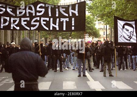 Mouvements français ultra-droit (Bloc identitaire, Front National Jeunesse, PSG football Supporters Kops de Boulogne...) mars à Paris, France, le 9 mai 2007, pour rendre hommage à Sébastien Deyzieu, un membre français d'extrême-droite est décédé lors d'une manifestation nationaliste en 1994 à Paris. Photo de Jules Motte/ABACAPRESS.COM Banque D'Images