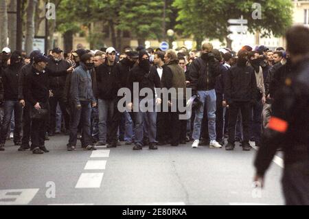Mouvements français ultra-droit (Bloc identitaire, Front National Jeunesse, PSG football Supporters Kops de Boulogne...) mars à Paris, France, le 9 mai 2007, pour rendre hommage à Sébastien Deyzieu, un membre français d'extrême-droite est décédé lors d'une manifestation nationaliste en 1994 à Paris. Photo de Jules Motte/ABACAPRESS.COM Banque D'Images