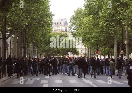 Mouvements français ultra-droit (Bloc identitaire, Front National Jeunesse, PSG football Supporters Kops de Boulogne...) mars à Paris, France, le 9 mai 2007, pour rendre hommage à Sébastien Deyzieu, un membre français d'extrême-droite est décédé lors d'une manifestation nationaliste en 1994 à Paris. Photo de Jules Motte/ABACAPRESS.COM Banque D'Images