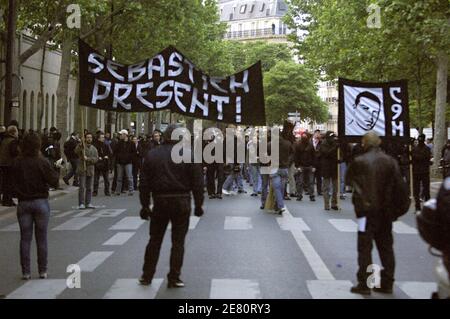 Mouvements français ultra-droit (Bloc identitaire, Front National Jeunesse, PSG football Supporters Kops de Boulogne...) mars à Paris, France, le 9 mai 2007, pour rendre hommage à Sébastien Deyzieu, un membre français d'extrême-droite est décédé lors d'une manifestation nationaliste en 1994 à Paris. Photo de Jules Motte/ABACAPRESS.COM Banque D'Images