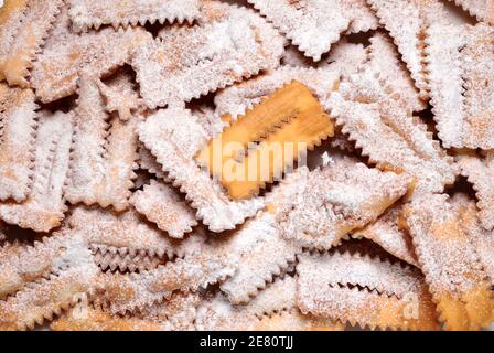 Bonbons traditionnels faits maison au carnaval, chiacchiere. Vue de dessus. Bonbons italiens. Banque D'Images