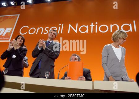 Corinne Lepage, Jean Lassalle, François Bayrou, Marielle de Sarnez lors du lancement d'un nouveau parti démocrate avant les élections législatives du 10-17 juin 2007, Paris, France, le 10 mai 2007. Photo de Corentin Fohlen/ABACAPRESS Banque D'Images