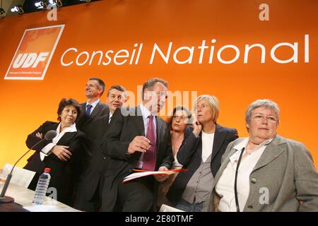 Corinne Lepage, Jean Lassalle, François Bayrou, Marielle de Sarnez, Jacqueline Gourault lors du lancement d'un nouveau parti démocrate avant les élections législatives du 10-17 juin 2007, Paris, France, le 10 mai 2007. Photo de Corentin Fohlen/ABACAPRESS Banque D'Images