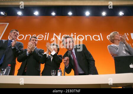 Corinne Lepage, Jean Lassalle, François Bayrou, Marielle de Sarnez lors du lancement d'un nouveau parti démocrate avant les élections législatives du 10-17 juin 2007, Paris, France, le 10 mai 2007. Photo de Corentin Fohlen/ABACAPRESS Banque D'Images