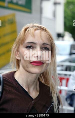 EXCLUSIF. La chanteuse française Jeanne Mas arrive à une station de radio 'Fun radio' pour promouvoir son nouvel album à Paris, France, le 4 mai 2007 photo de Denis Guignebourg/ABACAPRESS.COM Banque D'Images