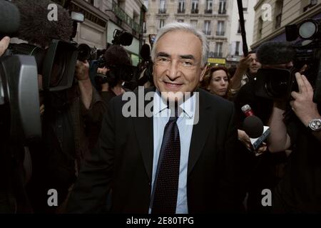 L'ancien ministre de l'économie Dominique Strauss-Kahn arrive à un rassemblement pour soutenir le candidat socialiste aux élections parlementaires Jean-Christophe Cambadelis à Paris, en France, le 10 mai 2007. Les deux tours d'élections législatives ont lieu les 10 et 17 juin. Photo de Mousse/ABACAPRESS.COM Banque D'Images